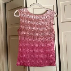 This pink and white ombré tank top features a textured, crinkled plissé fabric